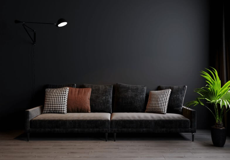 Ciemna kanapa na czarnej ścianie